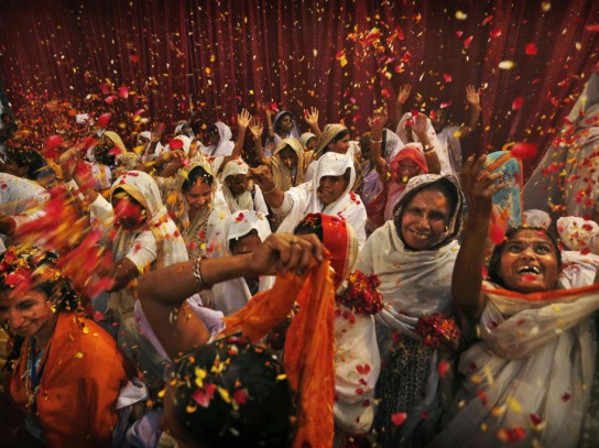 indian-widows-throw-flowers-during-holi-celebrations-at-the-meera-sahbhagini-ashram-in-vrindavan