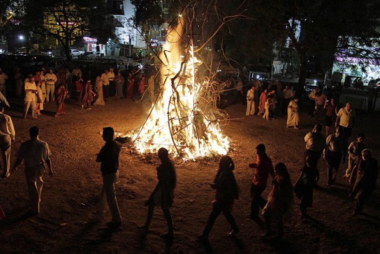 indians-perform-rituals-around-a-bonfire-in-ahmadabad-india