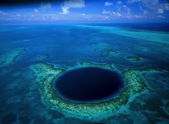 絶景Q】No.004 美しいカリブ海にある巨大な黒い穴！ベリーズの 