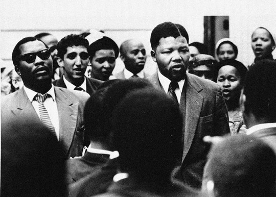 Mandela sings with supporters