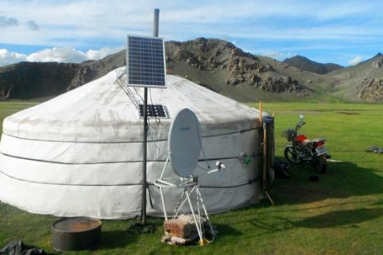 Mongolian-Ger-Solar-Panels2-537x357