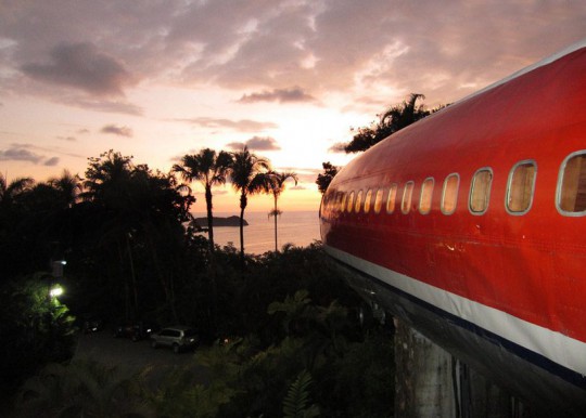 boeing-727-is-transformed-into-hotel-suite-in-costa-rican-designboom-10