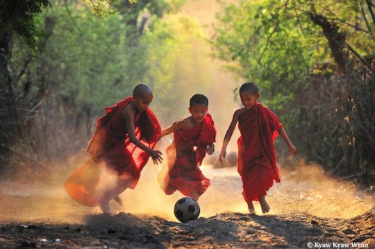 0-Monk-World-Cup-Kyaw_Kyaw_Winn-Luminous-Journeys-photo-tours