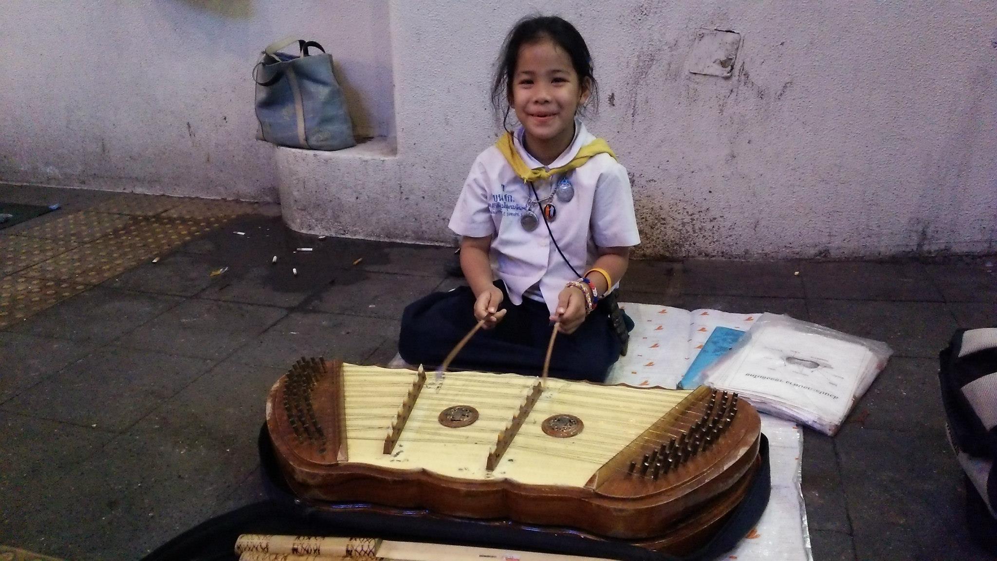 バンコクで出会った木琴で稼いでいる女の子