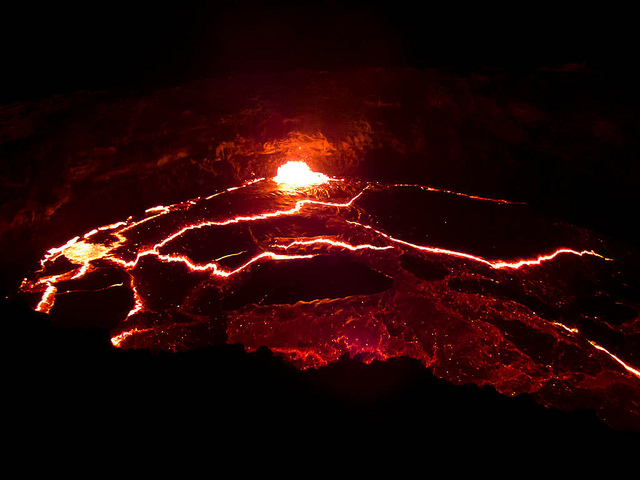 絶景q No 054 マグマを肌で感じる真っ赤な火山 エチオピア ダナキル砂漠のエルタ アレ トジョウエンジン