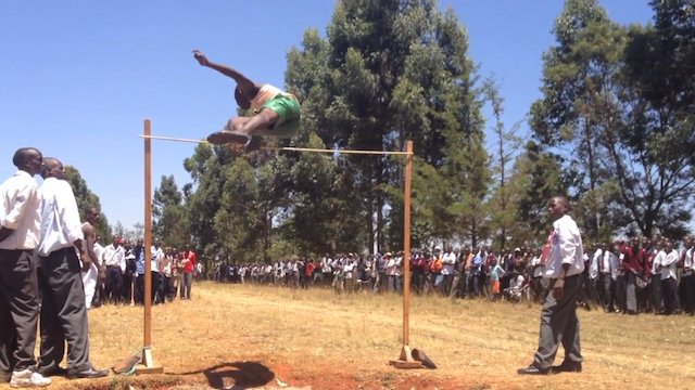 世界陸上に負けない感動 ケニアの高校生が見せた驚異的な走り高飛び トジョウエンジン