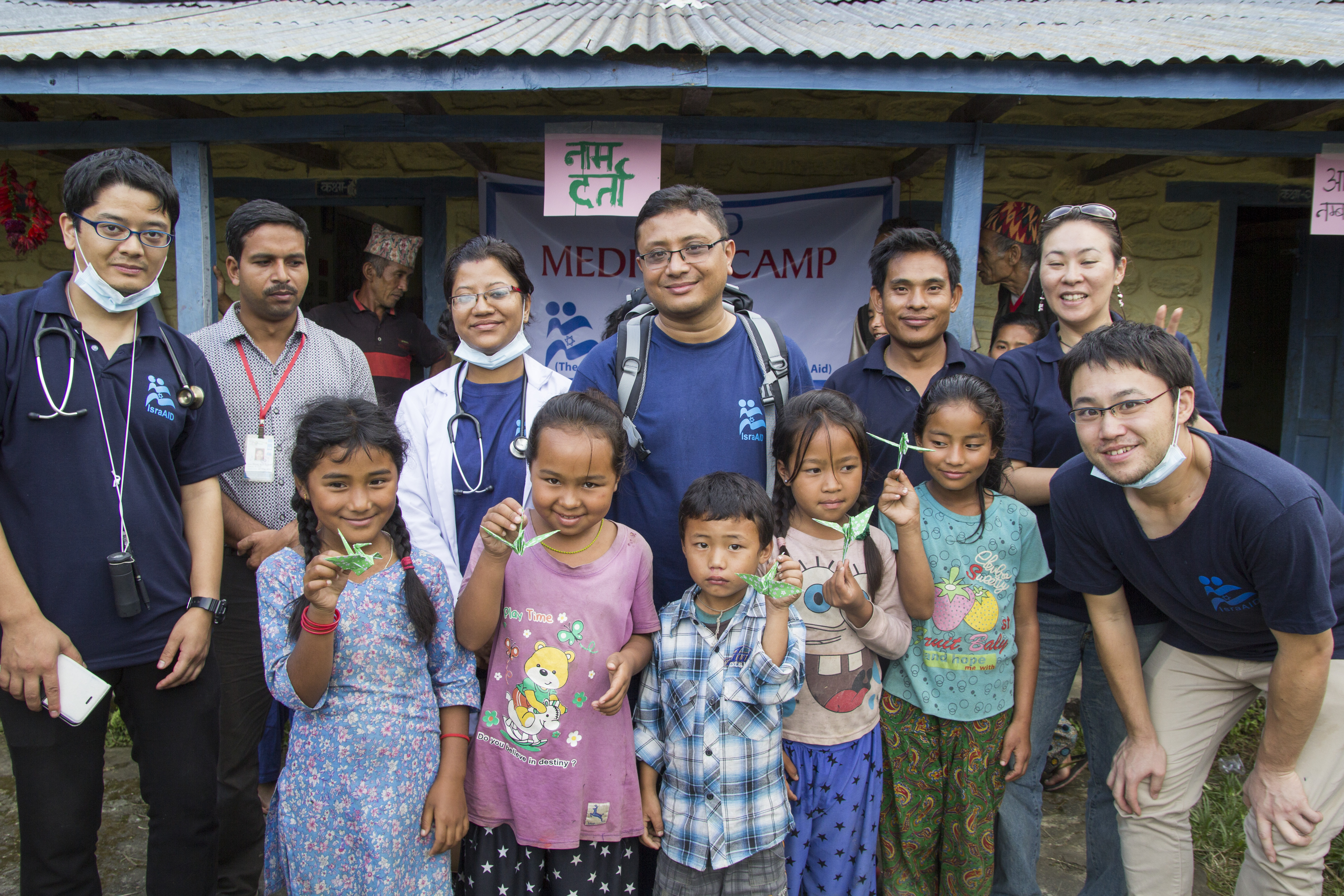 サッキャと日本の仲間と現地の仲間たちと子供たち