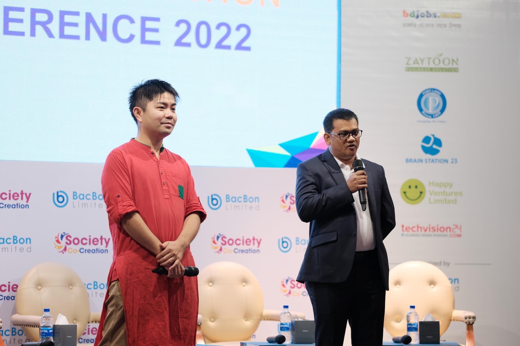 ※e-Education代表三輪（左）と現地パートナーのBacBon代表マヒンさん（右）