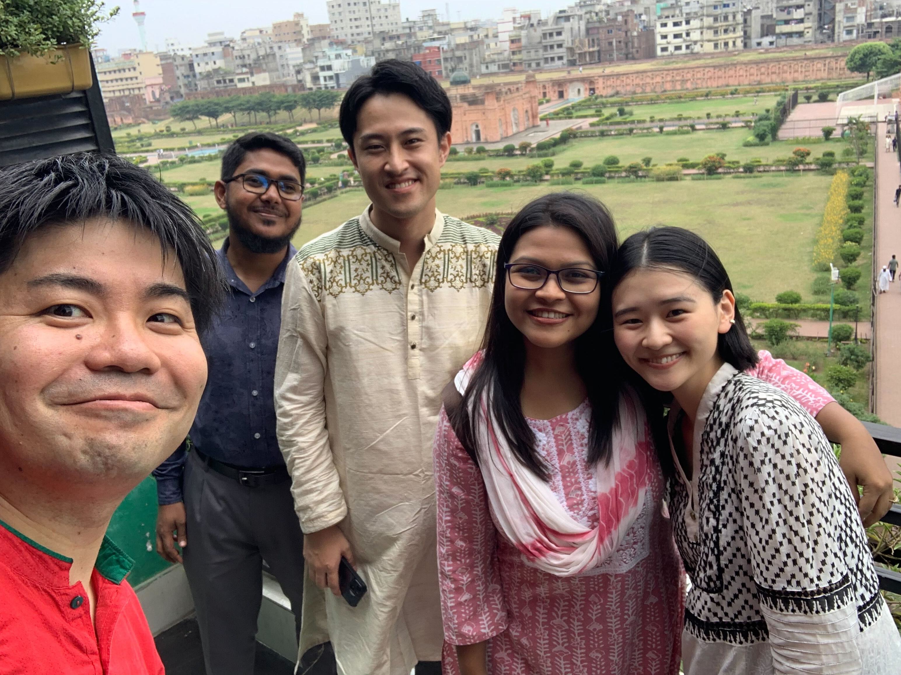 ※左手前から代表・三輪、ラジョンさん、塚本さん、レミさん、インターン生の河東さん