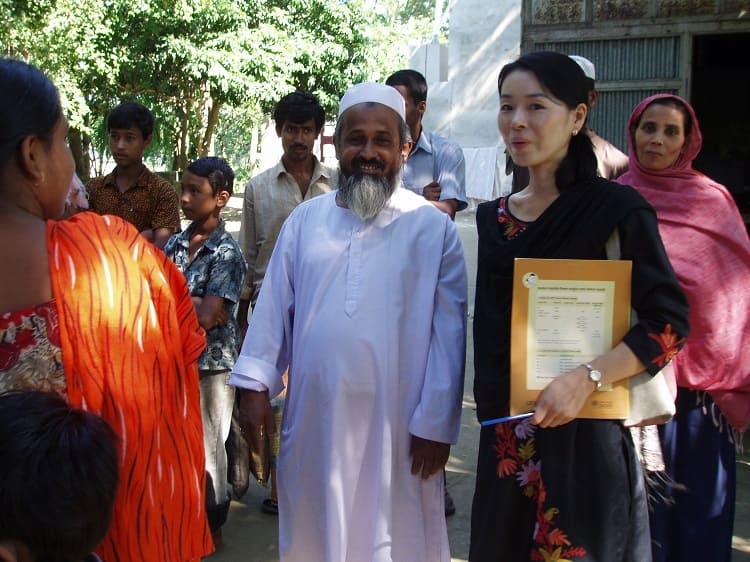 "2008年青年海外協力隊員として活動していた村の予防接種所で検査官(住谷美奈さんの左隣)と巡回指導中の写真
